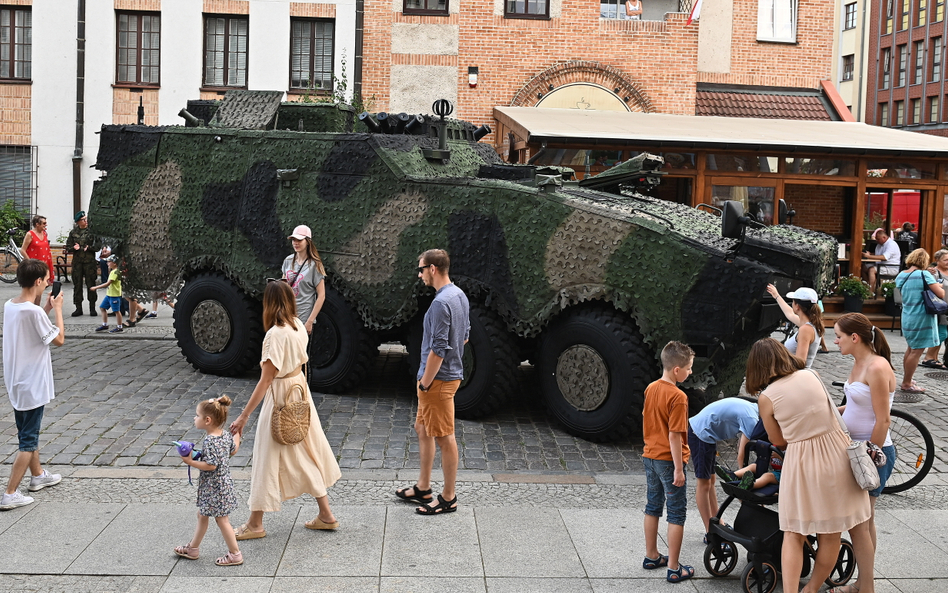 Piknik wojskowy na Starym Mieście w Elblągu podczas obchodów Święta Wojska Polskiego