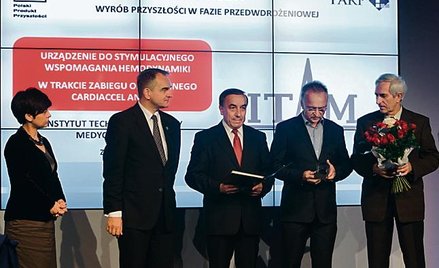 Prezes PARP Bożena Lublińska-Kasprzak i wicepremier Waldemar Pawlak wręczali nagrody laureatom konku