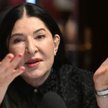 Marina Abramović prezentuje w Davos swoją instalację zatytułowaną „The Bus”.
