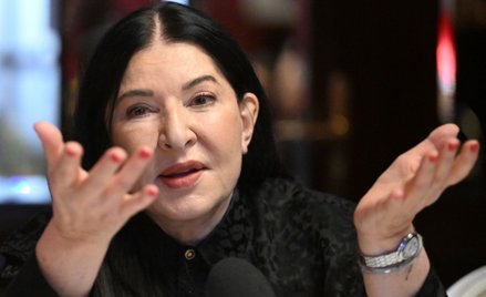Marina Abramović prezentuje w Davos swoją instalację zatytułowaną „The Bus”.