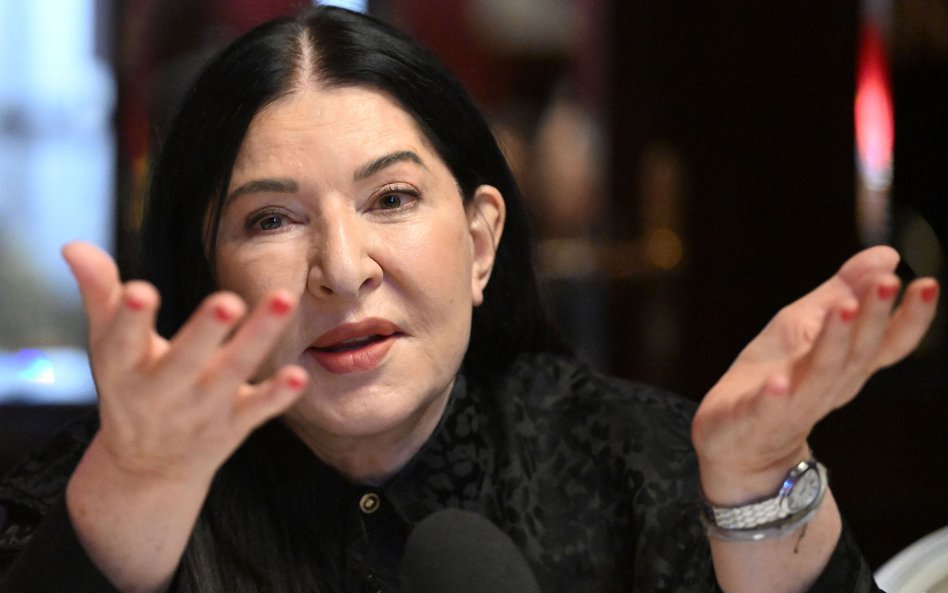 Marina Abramović prezentuje w Davos swoją instalację zatytułowaną „The Bus”.