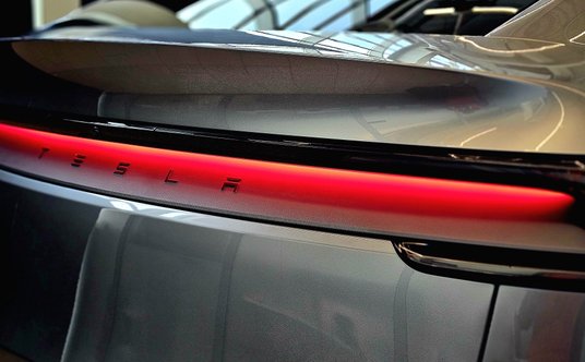 Podświetlana listwa jest schowana i nie tyle świeci co podświetla