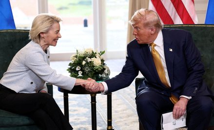 Prezydent USA Donald Trump wita się z przewodniczącą Komisji Europejskiej Ursulą von der Leyen po og