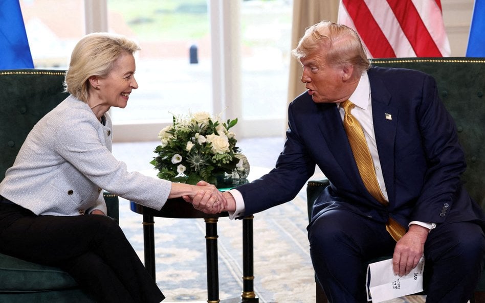 Prezydent USA Donald Trump wita się z przewodniczącą Komisji Europejskiej Ursulą von der Leyen po og