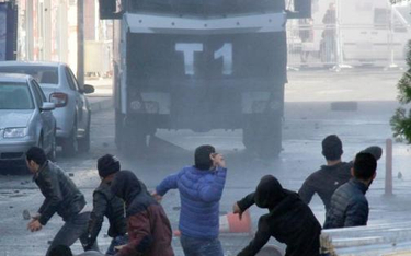 Protesty w Diyarbakir przeciwko intrwencji wojska i policji