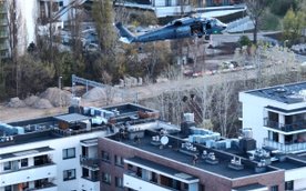 Funkcjonariusze zjechali na linach na taras budynku przy ul. Kłopot 2, tuż przy Rondzie Zgrupowania 