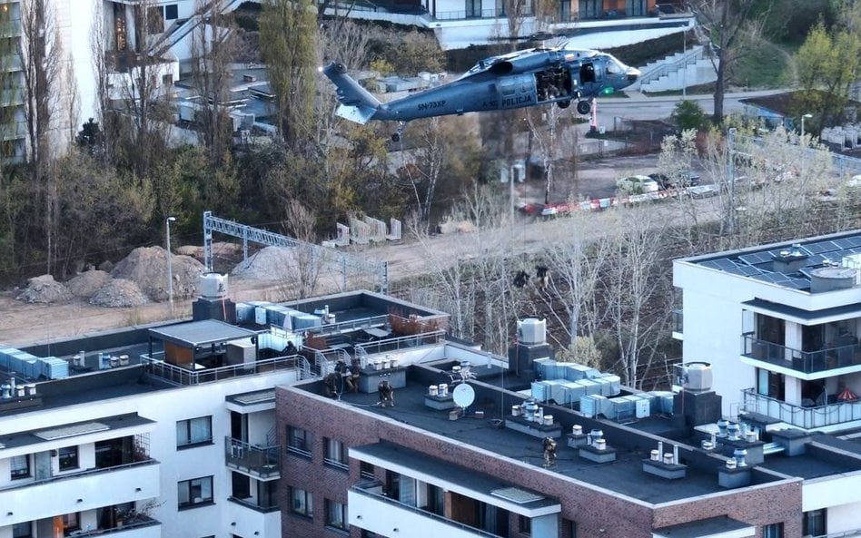 Funkcjonariusze zjechali na linach na taras budynku przy ul. Kłopot 2, tuż przy Rondzie Zgrupowania 