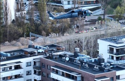 Funkcjonariusze zjechali na linach na taras budynku przy ul. Kłopot 2, tuż przy Rondzie Zgrupowania 