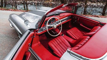 W jednej z części serialu detektywistycznego „Święty” za kierownicą tego auta zasiadał sam Roger Moo