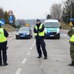 Funkcjonariusze policji i straży granicznej na polsko-białoruskim przejściu granicznym w Bobrownikac