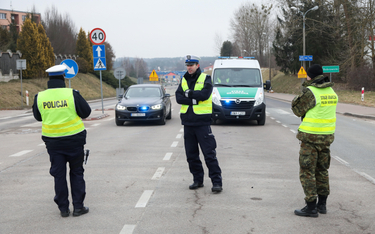 Funkcjonariusze policji i straży granicznej na polsko-białoruskim przejściu granicznym w Bobrownikac