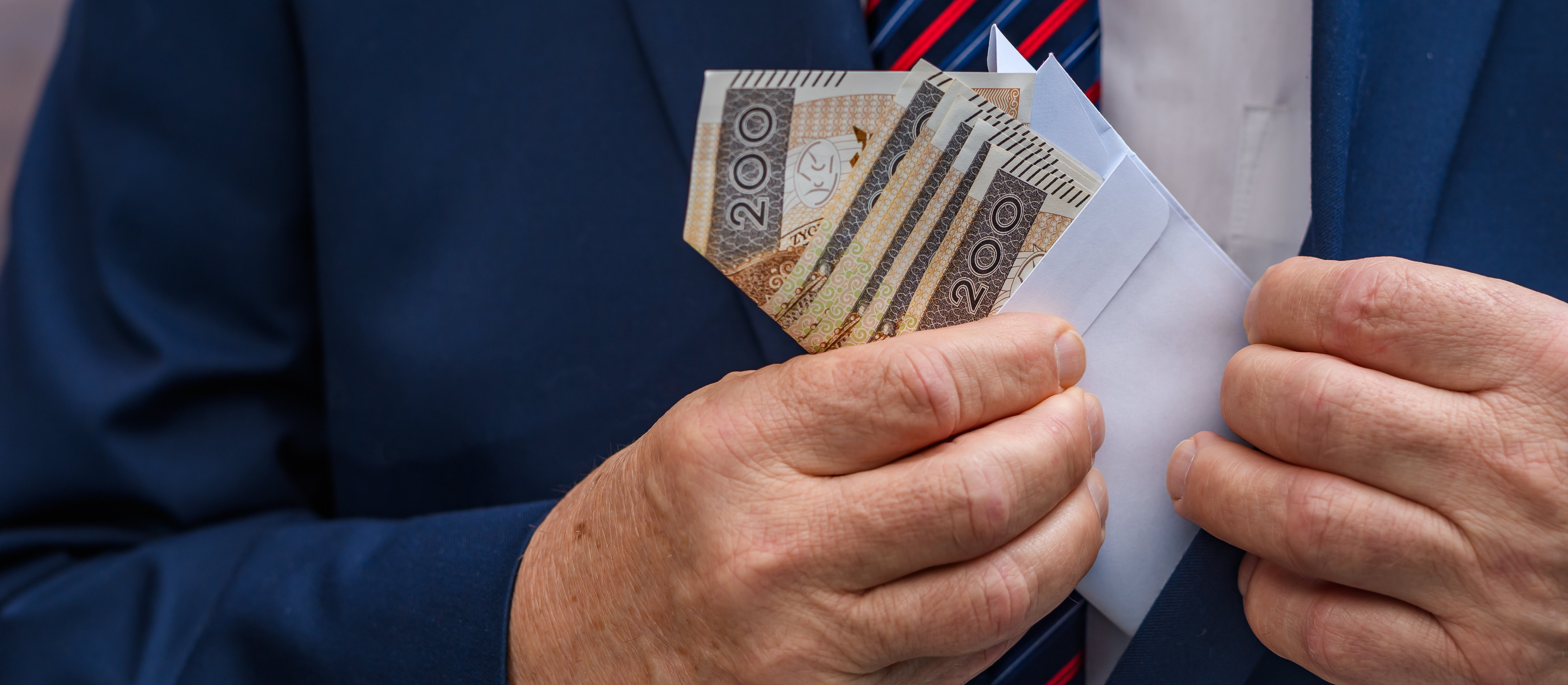 Rosną zarobki dyrektorów w administracji publicznej. Na takie pensje mogą liczyć