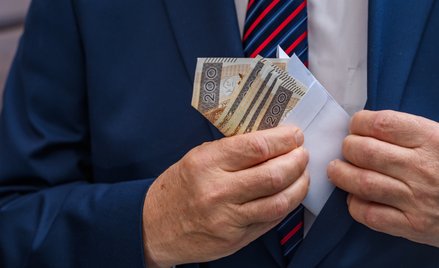 Ile zarabiają dyrektorzy w urzędach i ministerstwach? Wynagrodzenia rosną