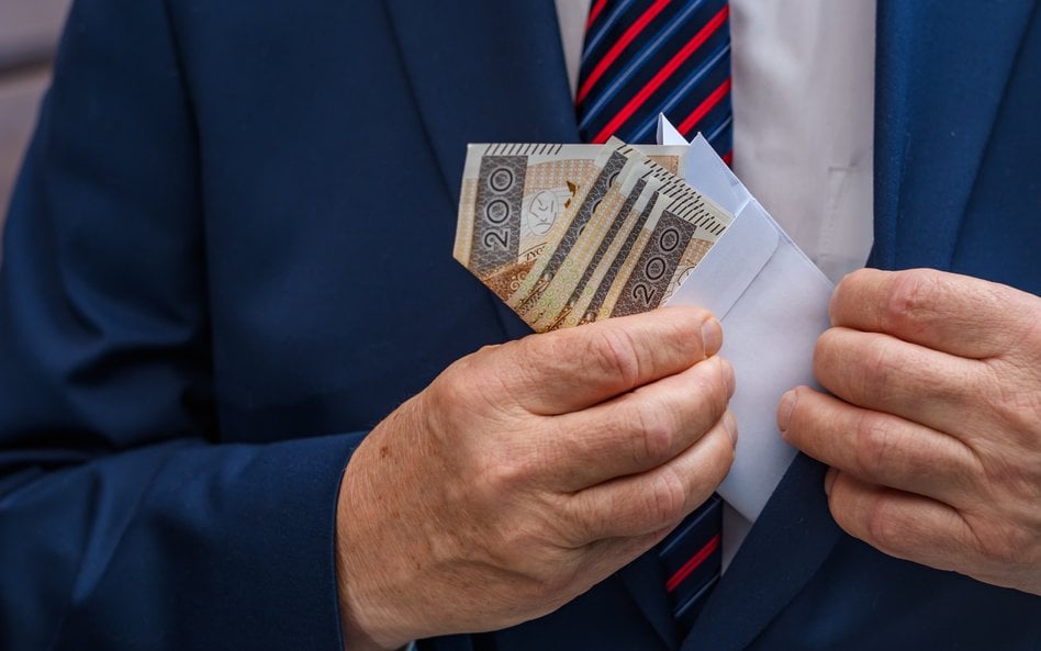 Ile zarabiają dyrektorzy w urzędach i ministerstwach? Wynagrodzenia rosną