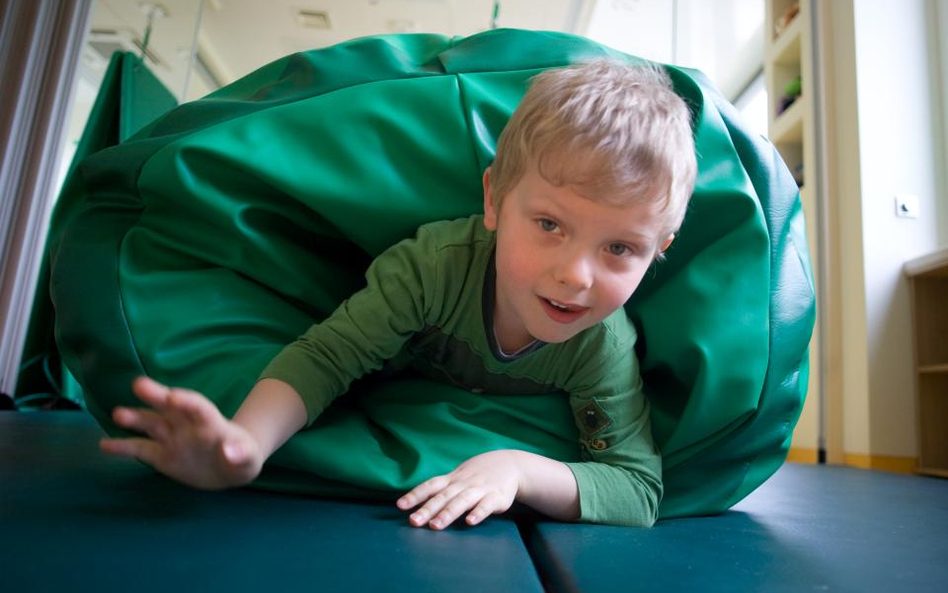 NFZ zabrał pieniądze na rehabilitację dzieci, teraz zmienia zdanie