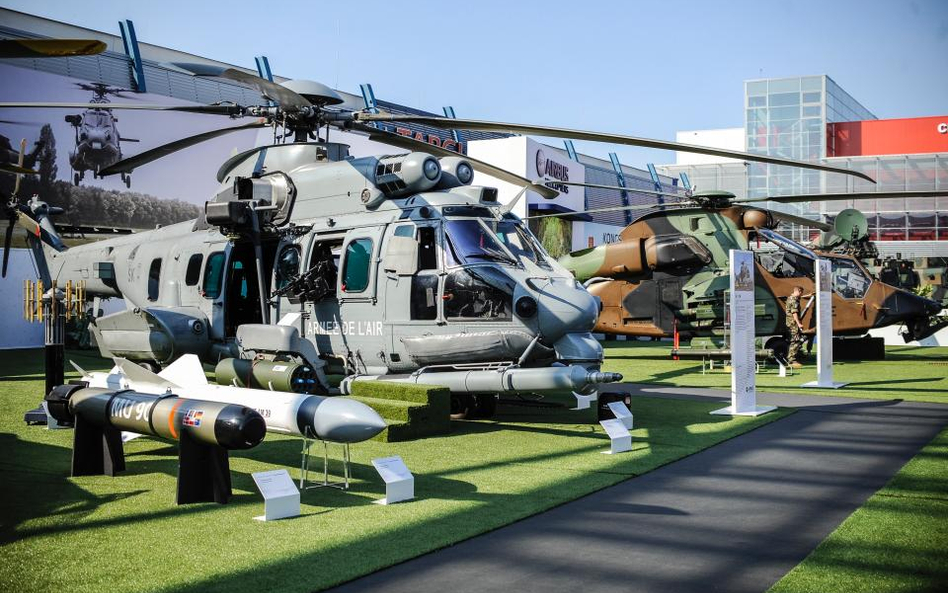 Śmigłowiec Caracal na stoisku Airbusa na Międzynarodowym Salonie Przemysłu Obronnego 2015