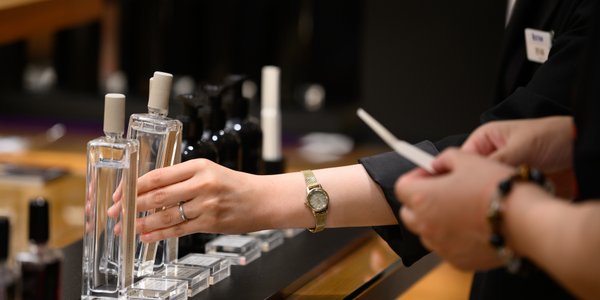 Nadchodzi rewolucja na rynku perfum. Dwa trendy mogą zmienić zasady gry w branży