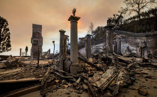 Spalona rezydencja w Pacific Palisades