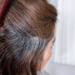 Siwe włosy niekoniecznie muszą oznaczać wyłącznie starzenie