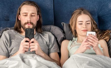 Zamiast porozmawiać ze sobą, wertujemy strony w internecie i wysyłamy esemesy.