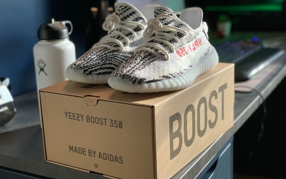Adidas nawiązał współpracę z Kanye'em Westem w 2009 roku.