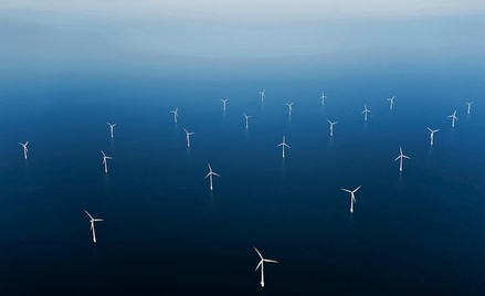 Duńska elektrownia wiatrowa w pobliżu portu Esbjerg w Jutlandii