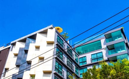 Przeniesienie własności pojedynczych lokali w budynku zbiorowego zamieszkania ma być co do zasady wy