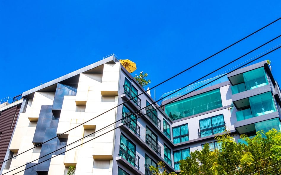 Przeniesienie własności pojedynczych lokali w budynku zbiorowego zamieszkania ma być co do zasady wy