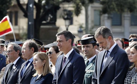 Premier Pedro Sanchez, król Filip i królowa Letizia w czasie uroczystości w Barcelonie