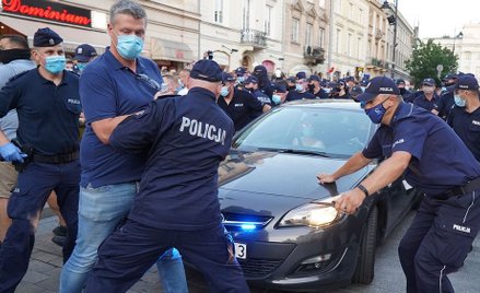 Raport RPO: Wśród zatrzymanych były osoby wracające z zakupów