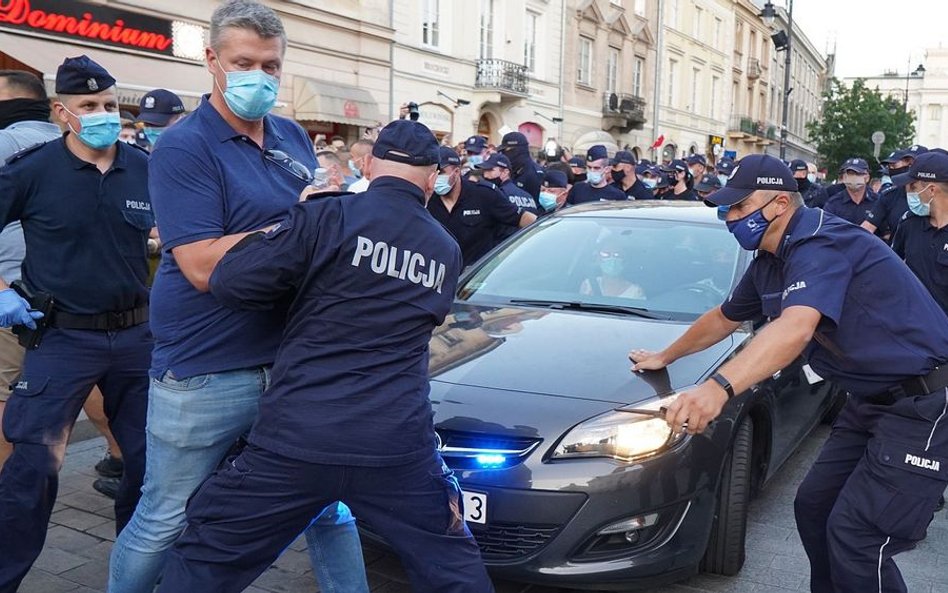 Raport RPO: Wśród zatrzymanych były osoby wracające z zakupów