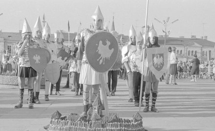 Kielce, 1966 rok. Młodzież przebrana za rycerzy podczas oficjalnych obchodów Tysiąclecia Państwa Pol