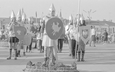 Kielce, 1966 rok. Młodzież przebrana za rycerzy podczas oficjalnych obchodów Tysiąclecia Państwa Pol