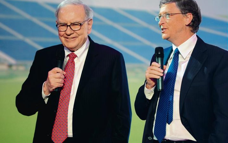 Warren Buffet (z lewej), prezes Berkshire Hathaway. Jeśli kupujesz rzeczy, których nie potrzebujesz,