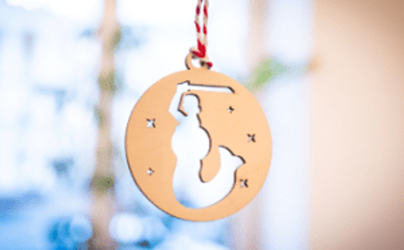 Syrenka na drewnianej zawieszce od Urzędu Miasta