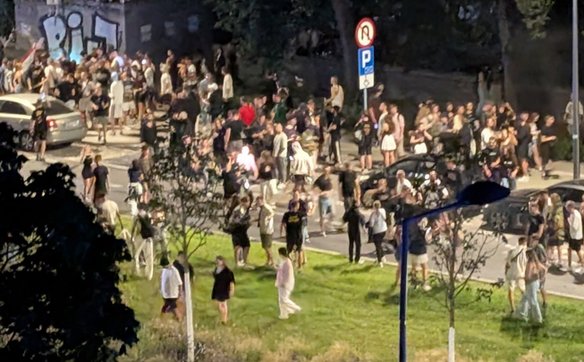 Setki młodych ludzi zgromadziły się w rejonie ulicy Ordona