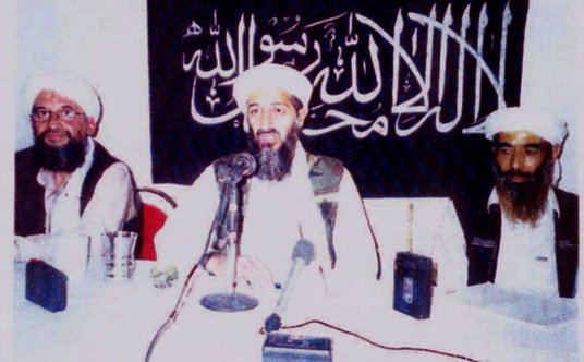 Od lewej: Ajman al Zawahiri, Osama bin Laden, Abu Hafs al-Masri. Zdjęcie z 2006 roku