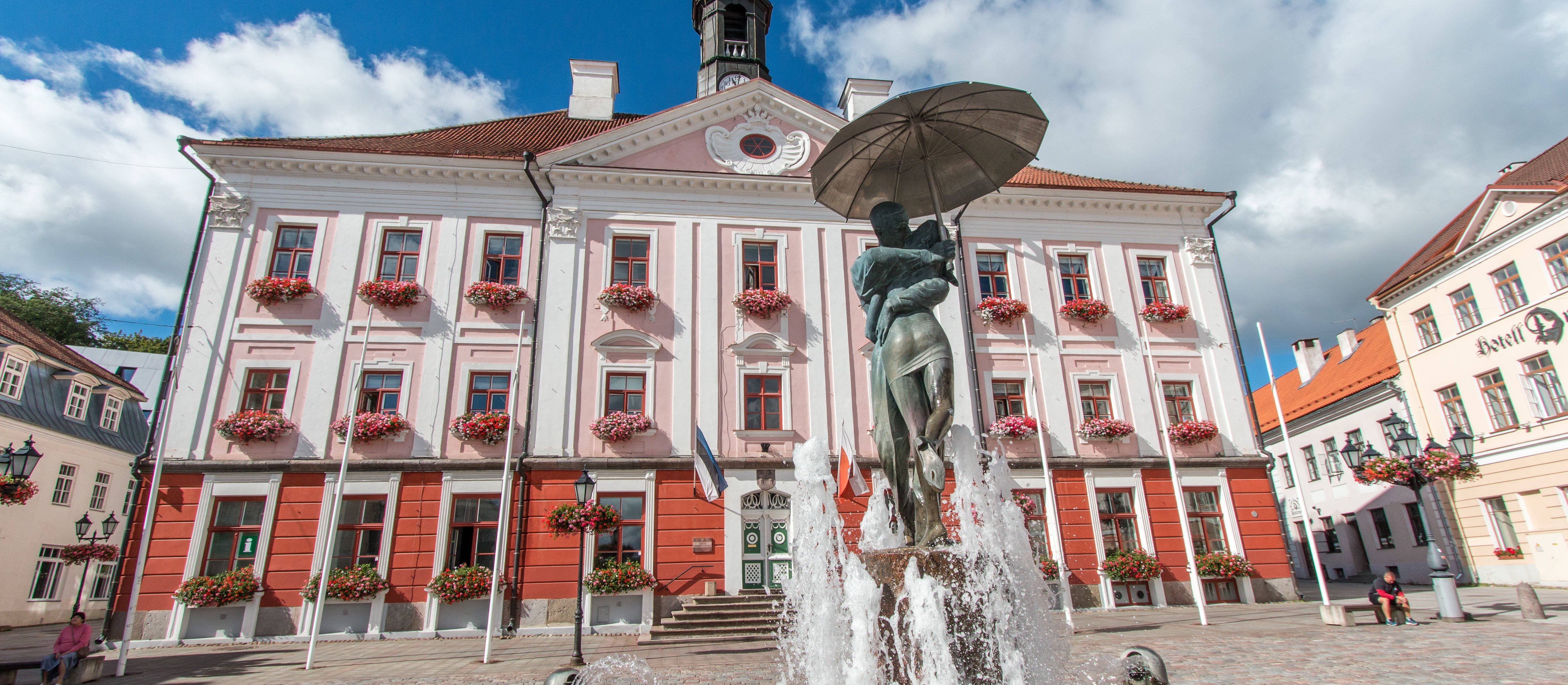 Estonia przygotowuje szkoły na atak z powietrza. Szyby oklejane są folią