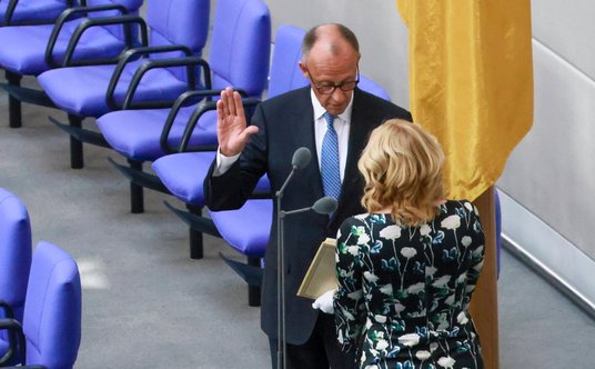 6 maja 2025 r. Kanclerz Niemiec Friedrich Merz składa przysięgę przed przewodniczącą Bundestagu Juli