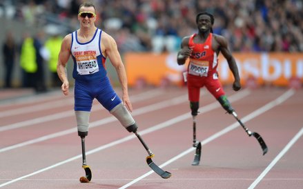 Brytyjczyk Richard Whitehead (z lewej), który wygrywa podczas rocznicy igrzysk paraolimpijskich na s