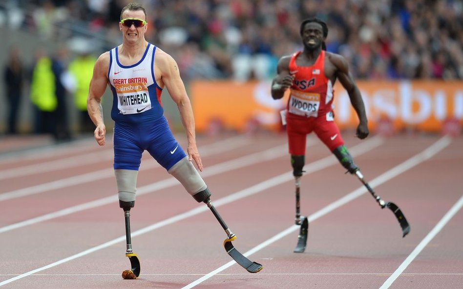 Brytyjczyk Richard Whitehead (z lewej), który wygrywa podczas rocznicy igrzysk paraolimpijskich na s