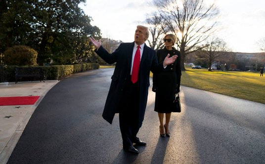 Trumpowie opuszczają Biały Dom