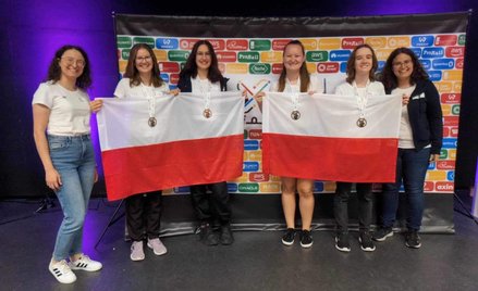 Polki na IV Europejskiej Olimpiadzie Informatycznej Dziewcząt.