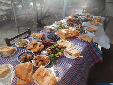 Stół ugina się od jedzenia, czyli biesiada na zakończenie winobrania.