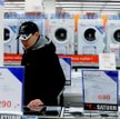 Kryzys z opóźnieniem uderza w kieszenie Polaków