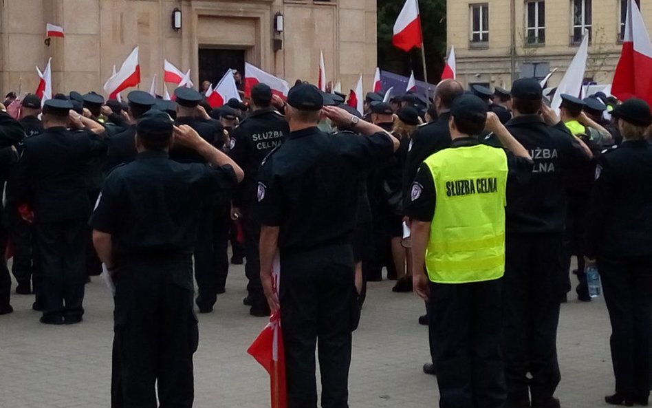 Celnicy: Szałamacha wrogiem dobrej zmiany