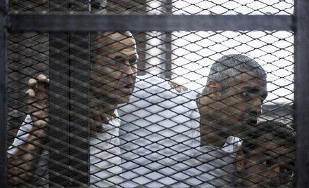 Skazani dziennikarze Al Dżaziry w czasie wygłaszania wyroku. Z lewej Peter Greste, w środku Mohamed 