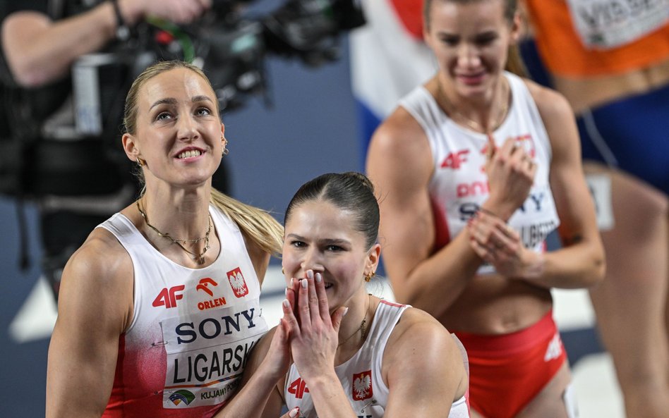 Halowe mistrzostwa świata w lekkiej atletyce w Toruniu. Pia Skrzyszowska (w środku) po biegu finałow