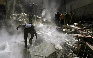 Poszukiwania ofiar wtorkowego ataku lotniczego w miejscowości Sakba niedaleko Damaszku.
