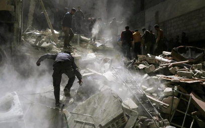 Poszukiwania ofiar wtorkowego ataku lotniczego w miejscowości Sakba niedaleko Damaszku.